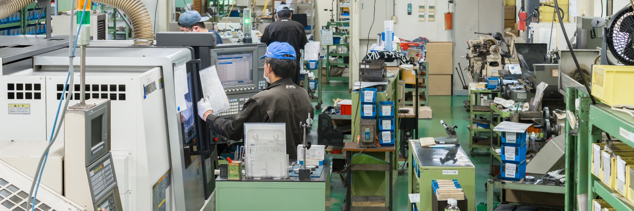 図面を確認しながら加工設備を操作するMTCの製造現場